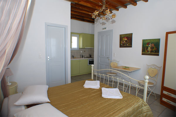 The apartments Poulati in Artemonas