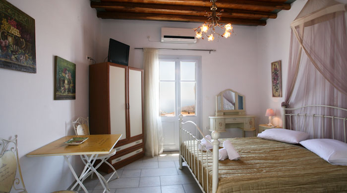 The apartments Poulati in Artemonas