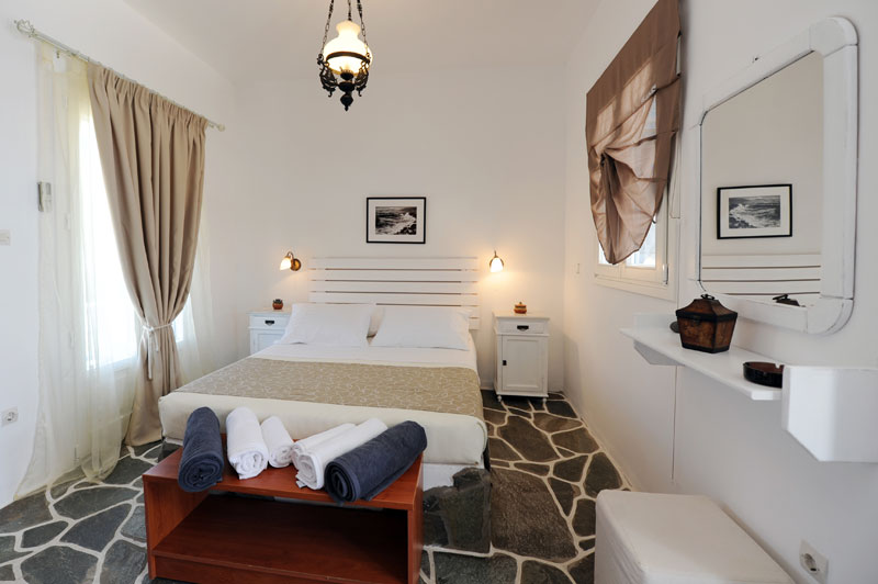 Notos accommodation in Platis Gialos, right on the beach