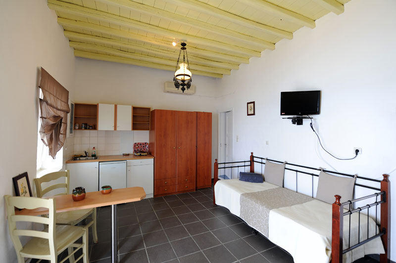 Notos accommodation in Platis Gialos, right on the beach