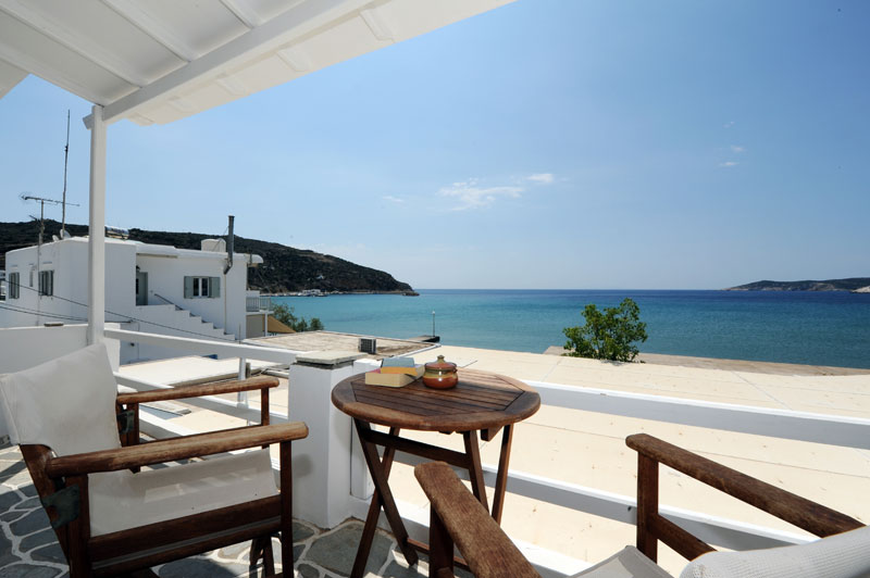 Notos accommodation in Platis Gialos, right on the beach