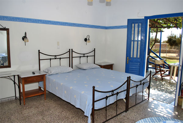 Makis studios at the village of Platis Gialos