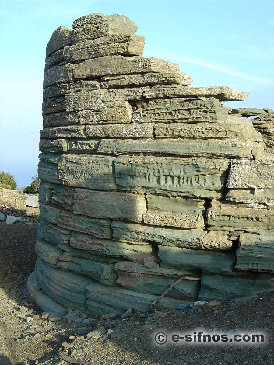 Der Schwarze Turm in Exampela, Sifnos