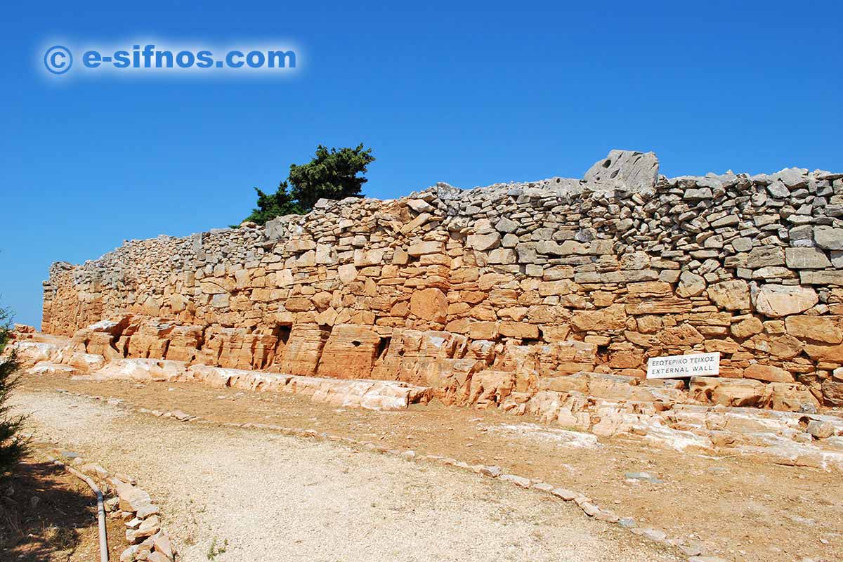 Die äußere Mauer der mykenischen Zitadelle von Agios Andreas auf Sifnos
