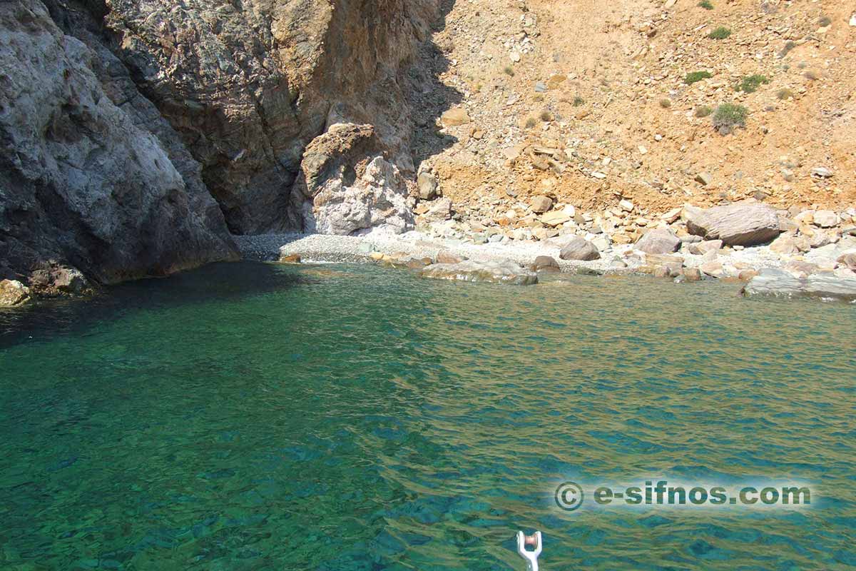 Der kleine Strand von Artimoni