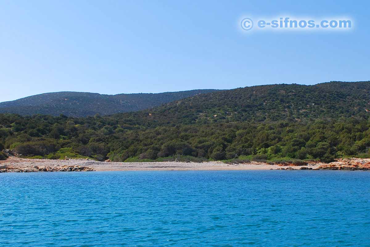 Strand Hlakopo, gegenüber der Insel Kitriani