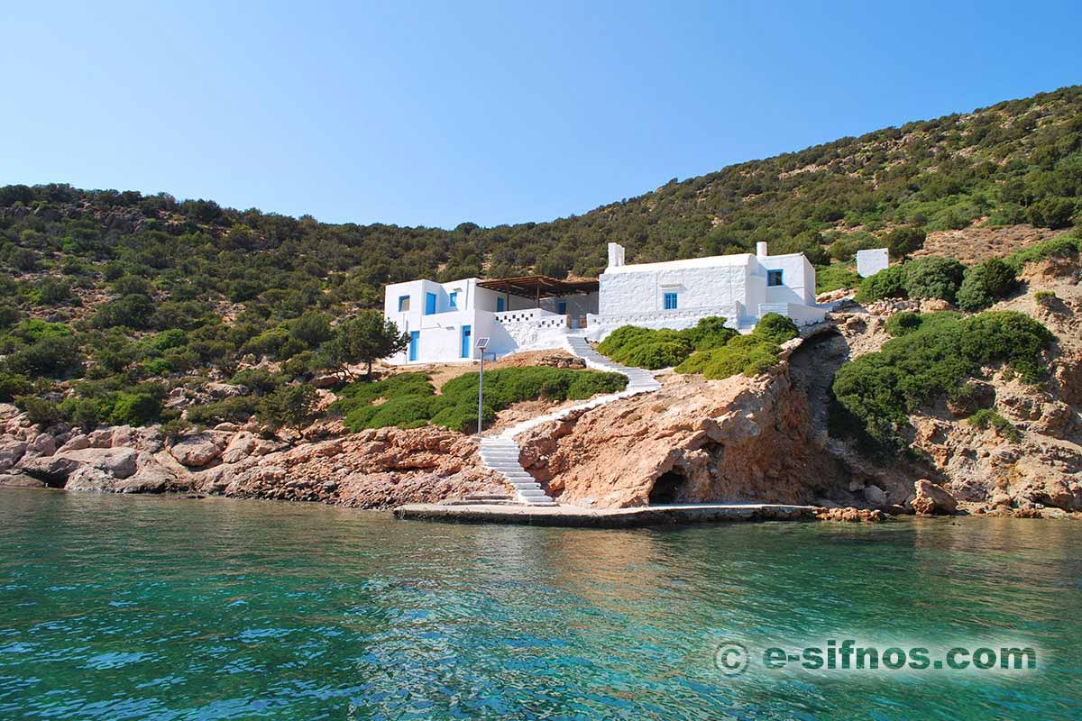 Die Kapelle Agios Georgios Kontos im Golf von Fikiada
