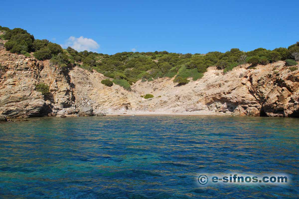 Eine kleine Bucht im Golf von Fikiada auf Sifnos