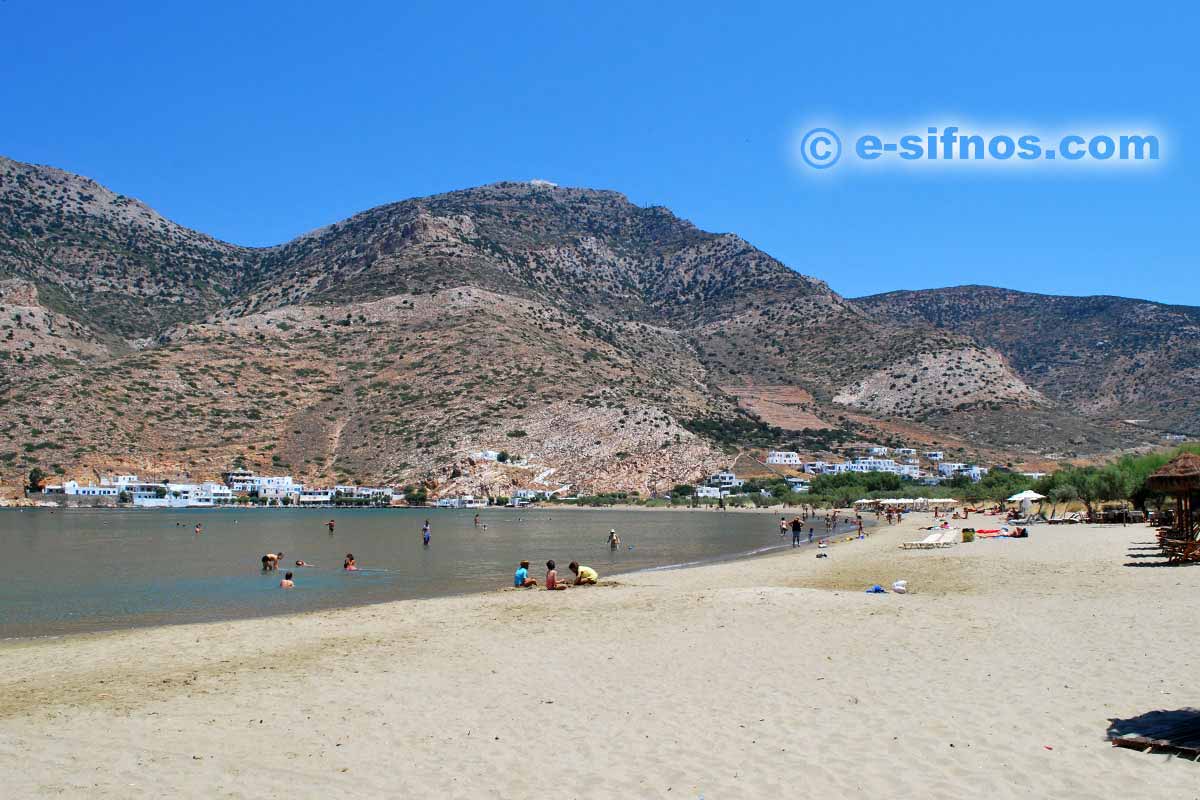 Der Strand von Kamares vom Stadtteil Agia Marina aus
