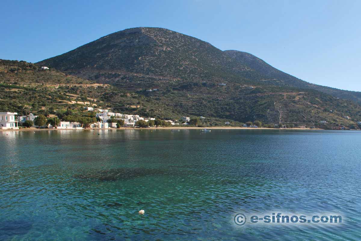 Der zentrale Strand von Vathi auf Sifnos, vom Meer aus gesehen