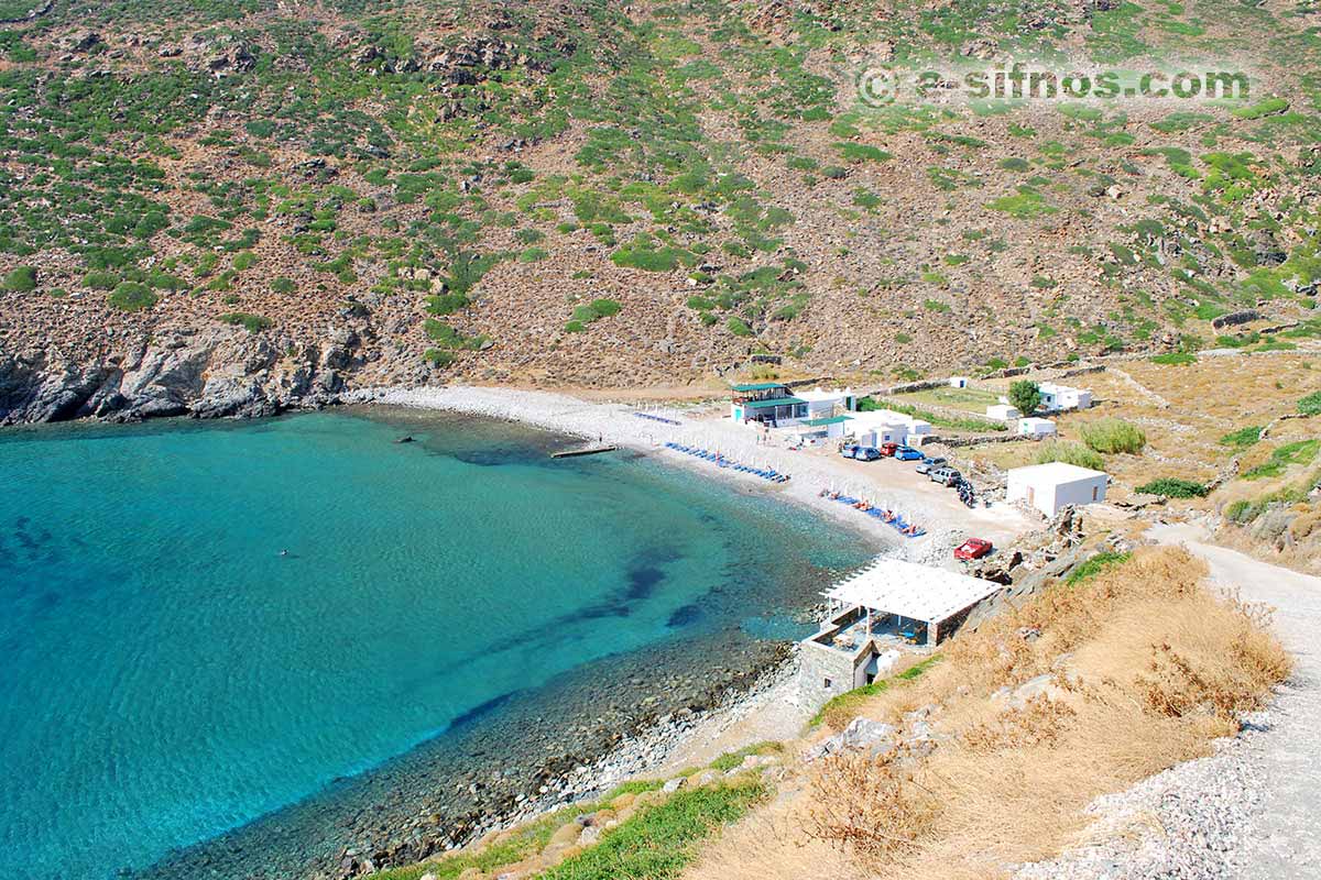 Panoramablick auf den Strand Vroulidia auf Sifnos