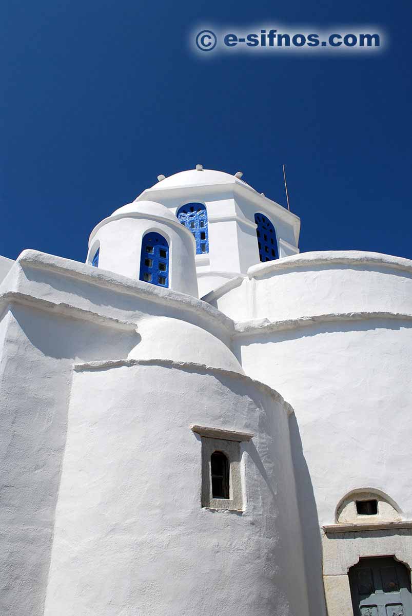 Die Kirche Panagia tou Vounou mit Blick auf Platis Gialos