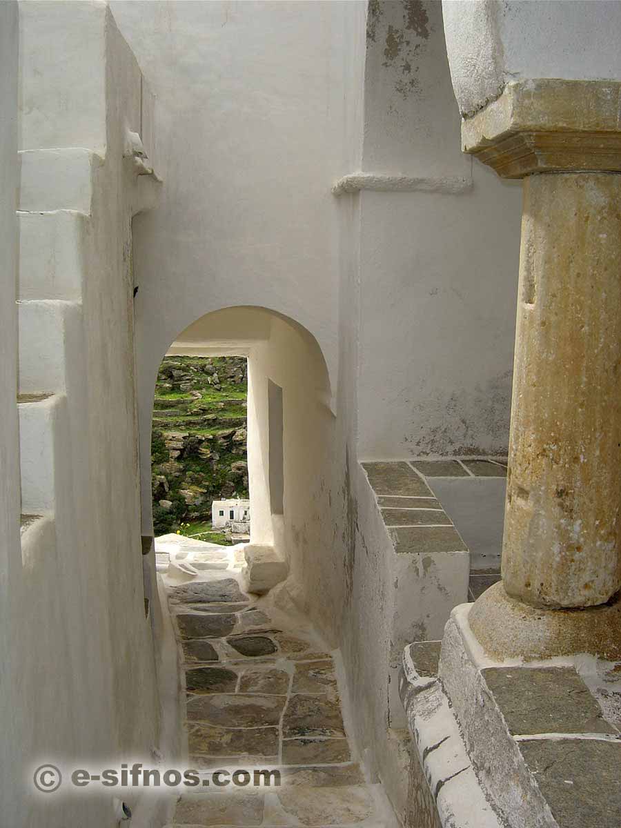 Gasse in Kastro, im Vordergrund eine antike Säule