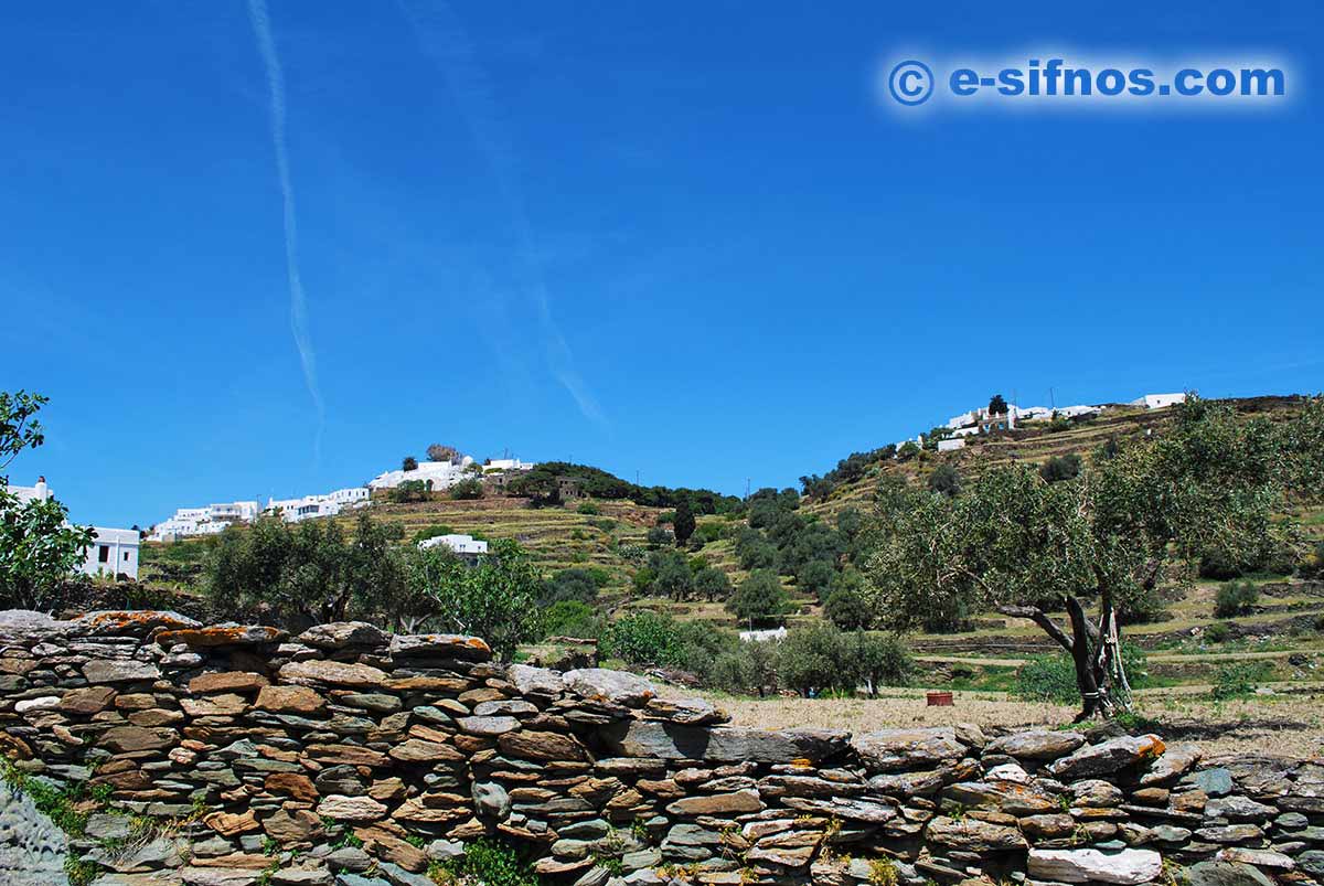 Das Dorf Agios Loukas von der Straße nach Kastro aus