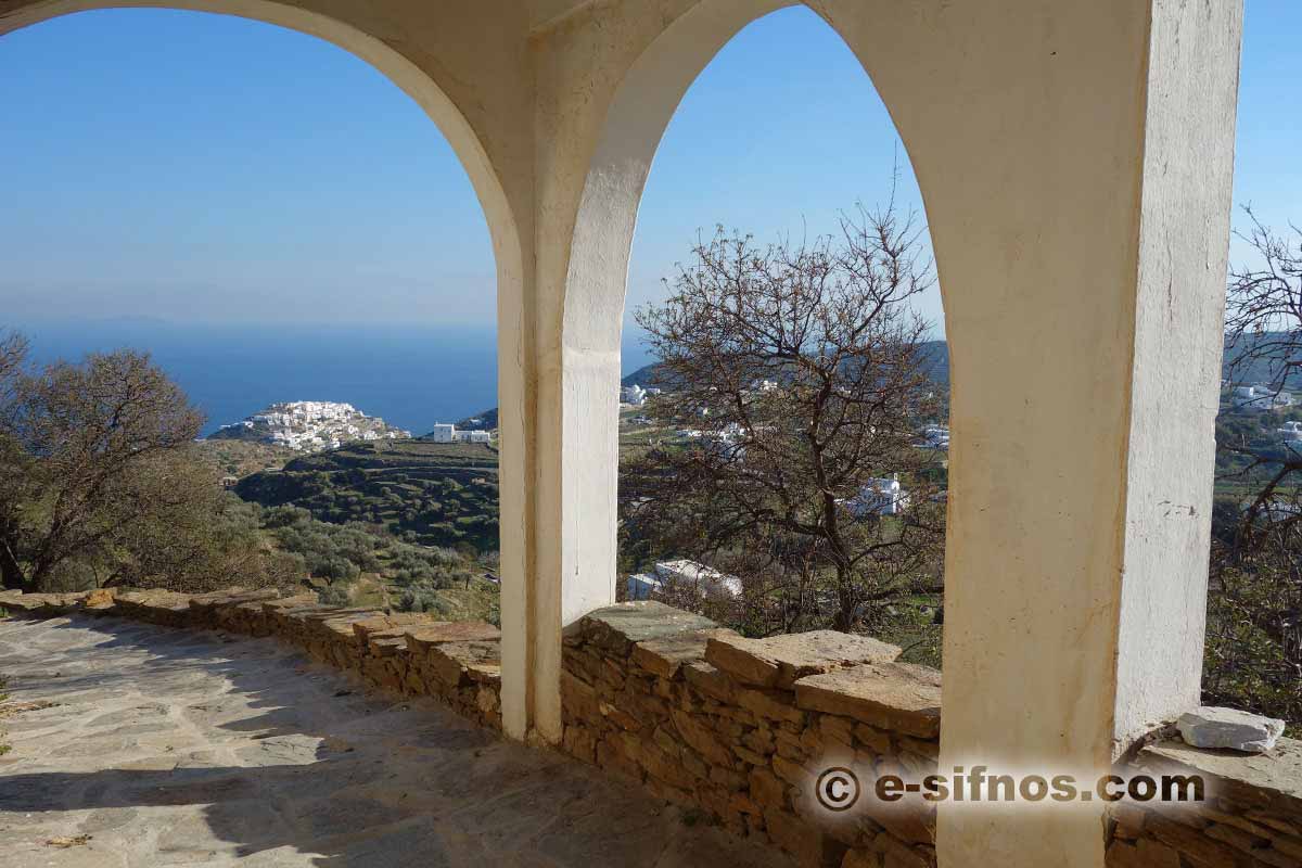 Bogen mit Blick auf Kastro und das Meer