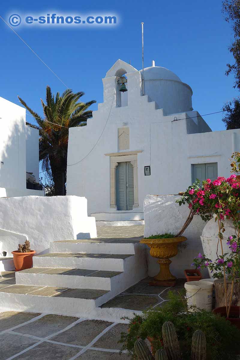 Kirche im Dorf Agios Loukas