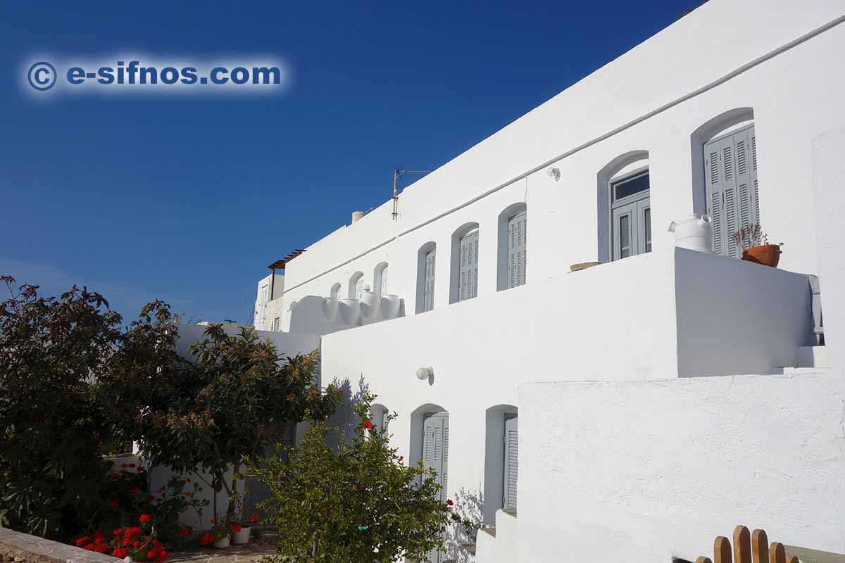 Ein Herrenhaus im Dorf Agios Loukas
