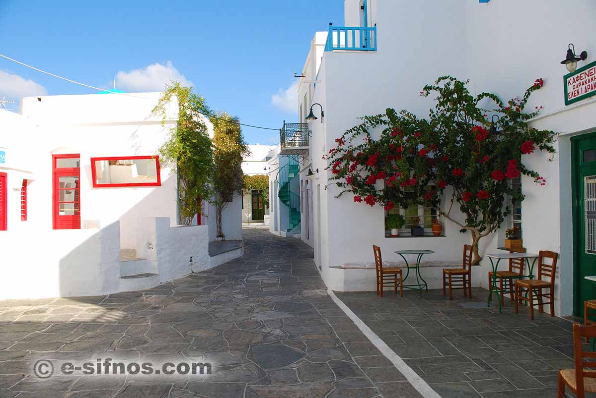 Das traditionelle Café Drakakis und die Bar Doloma in der Gasse von Apollonia
