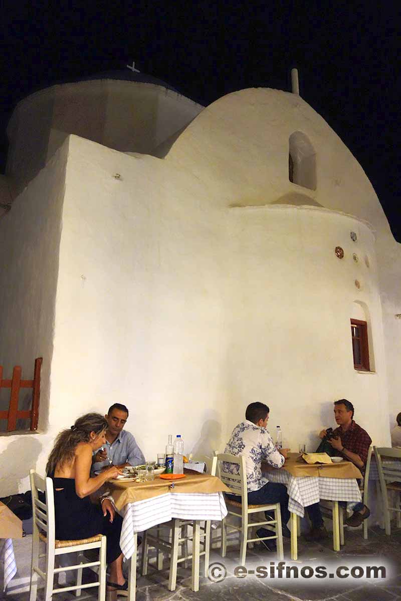 Ein Restaurant in der Hauptgasse von Apollonia