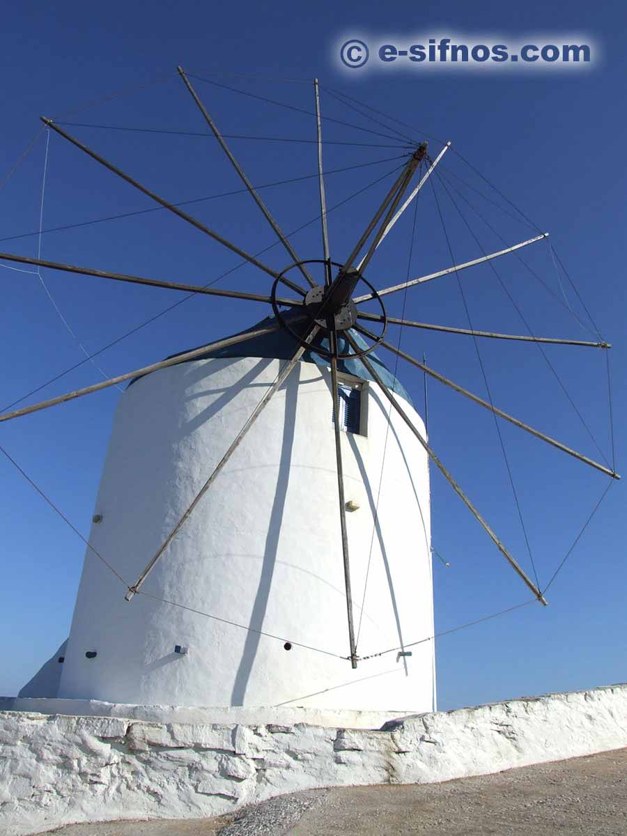 Restaurierte Windmühle in Artemonas