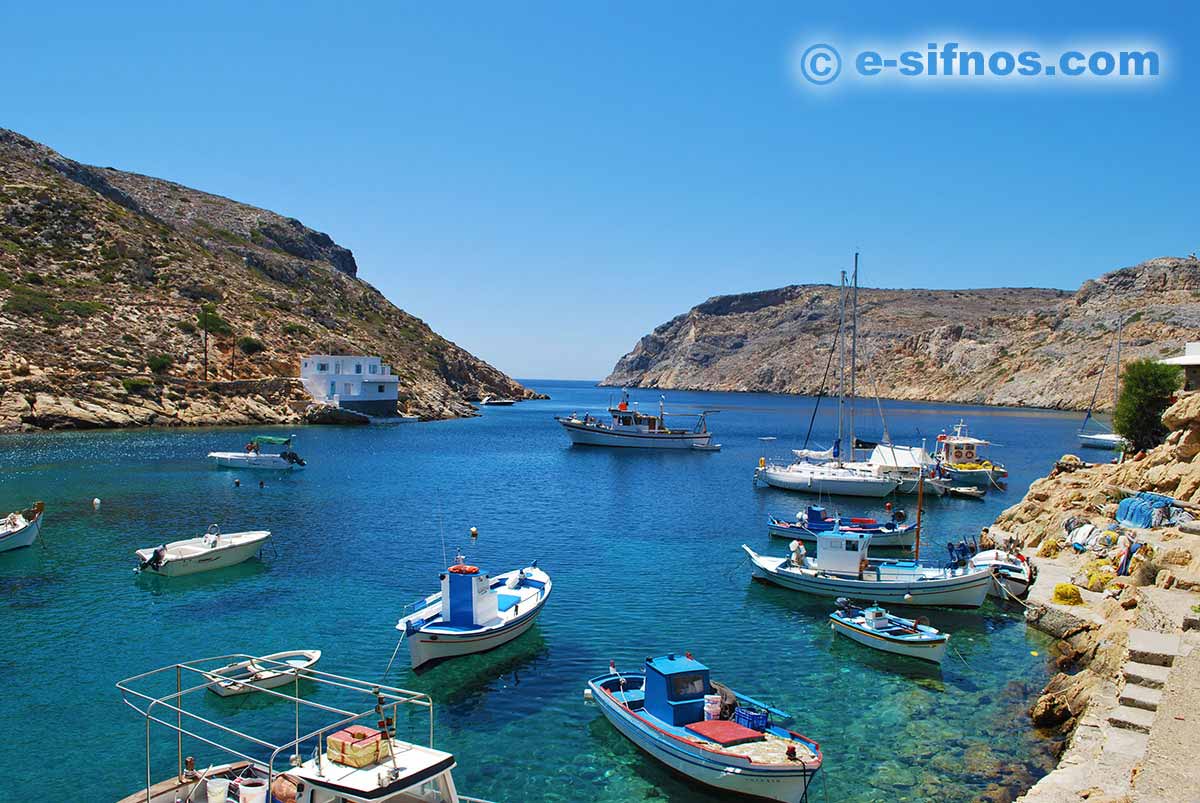 Die Bucht von Cheronissos mit Fischerbooten