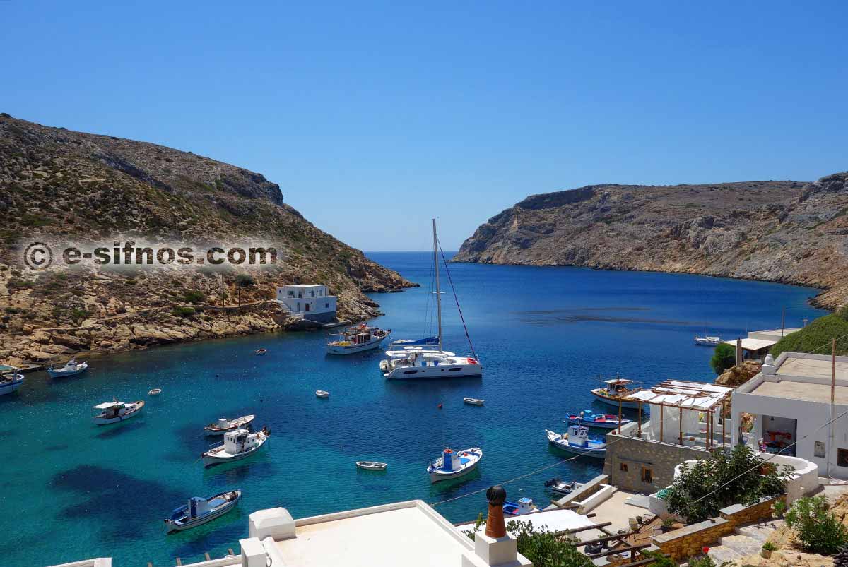Fischerboote und Segelboot in Cheronissos