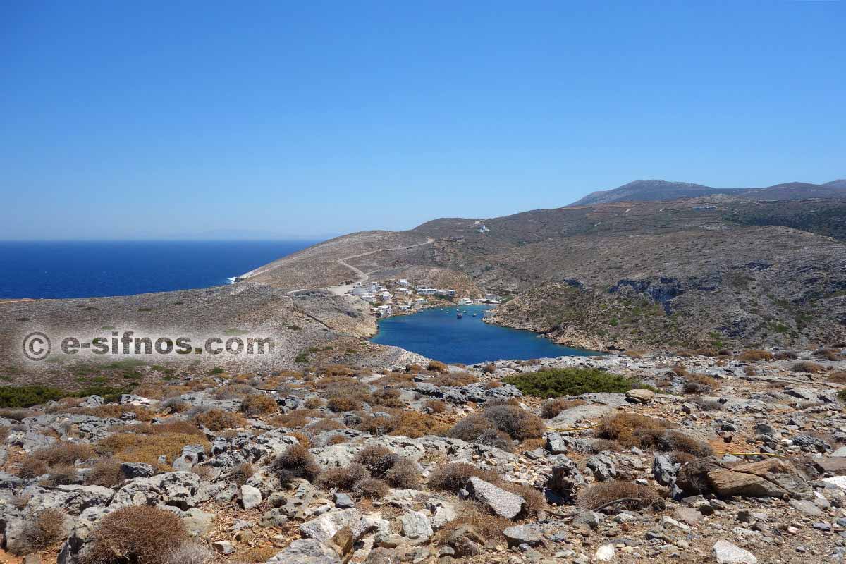 Die gut geschützte Bucht von Cheronissos auf Sifnos