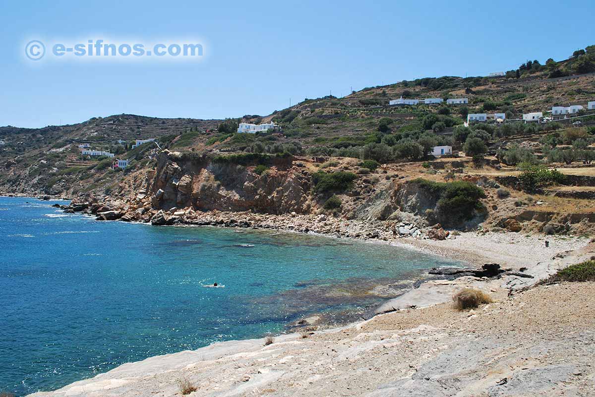 Der Strand Saoures neben Chrissopigi