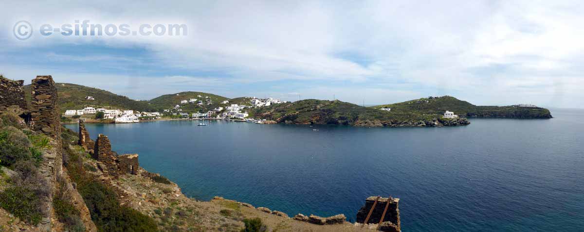 Anlagen der alten Minen am Weg Glifo–Apokofto, im Hintergrund das Dorf Faros