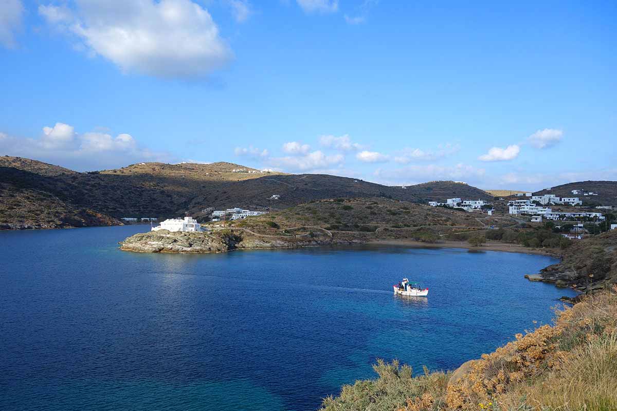 Fassolou-Strand und ein traditionelles Fischerboot
