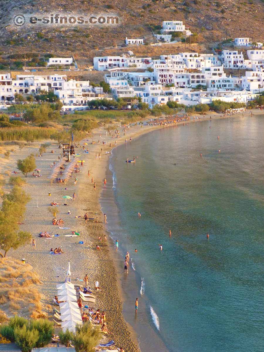 Strand von Kamares bei Sonnenuntergang