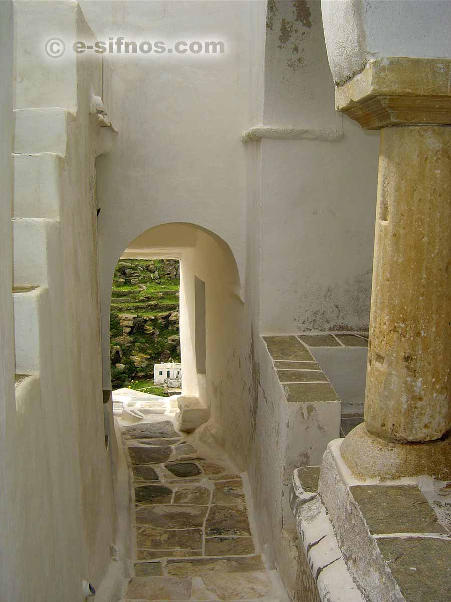 Gasse in Kastro mit antiker Säule