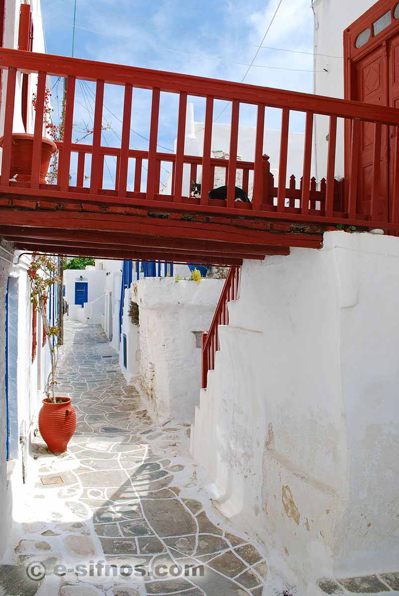 Roter Balkon im Dorf Kastro auf Sifnos