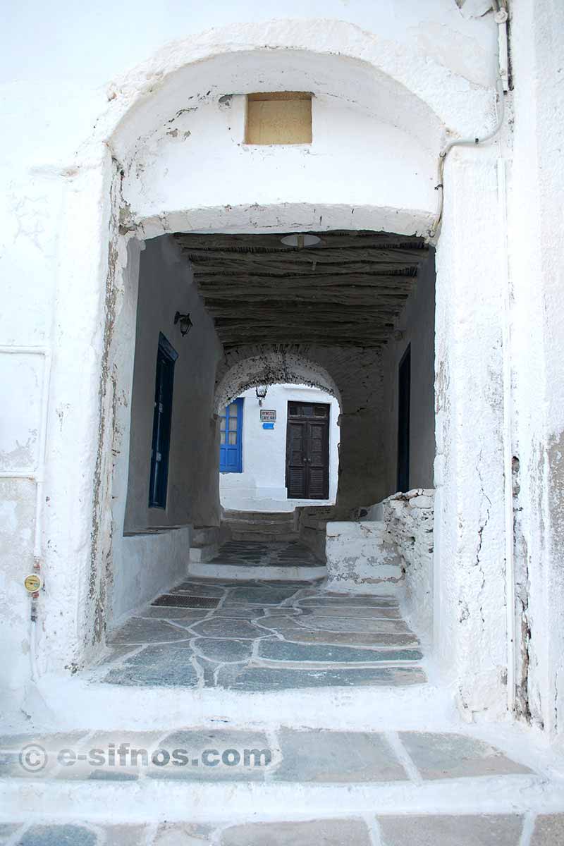 Eine alte Toröffnung im Dorf Kastro