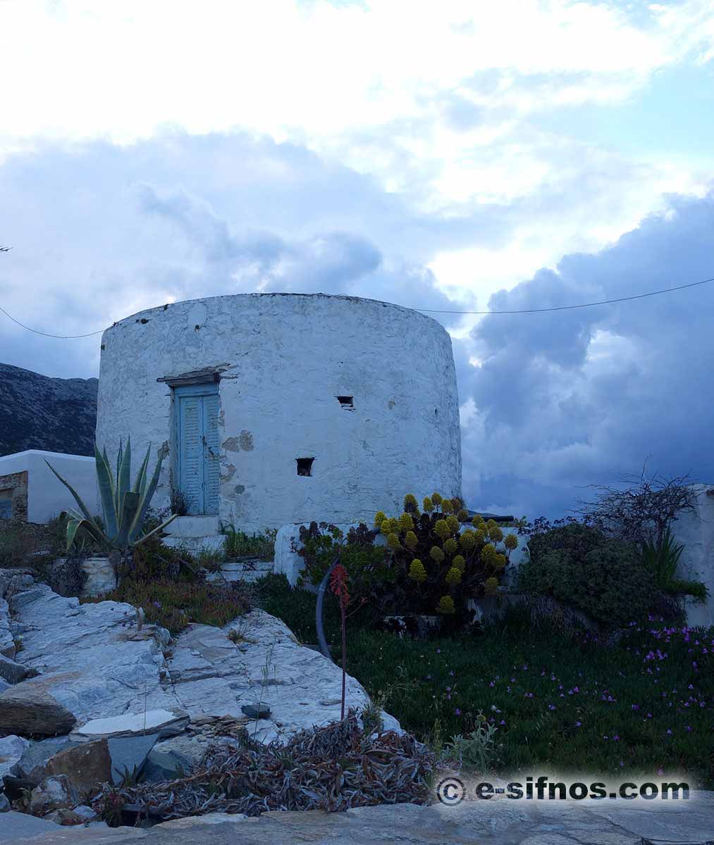 Alte Windmühle in Katavati