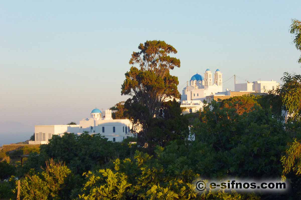 Die Kirche Agios Ioannis in Pano Petali, gesehen vom Wanderweg