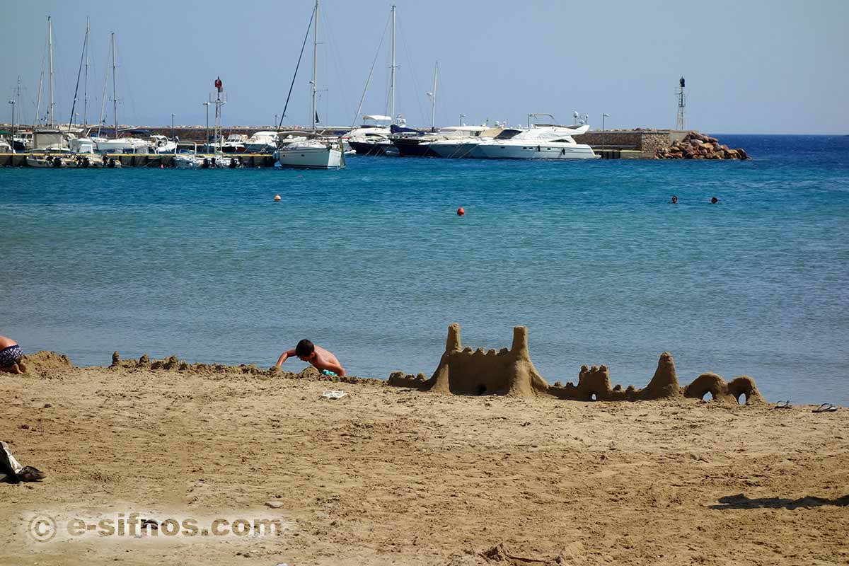 Der Strand von Platis Gialos