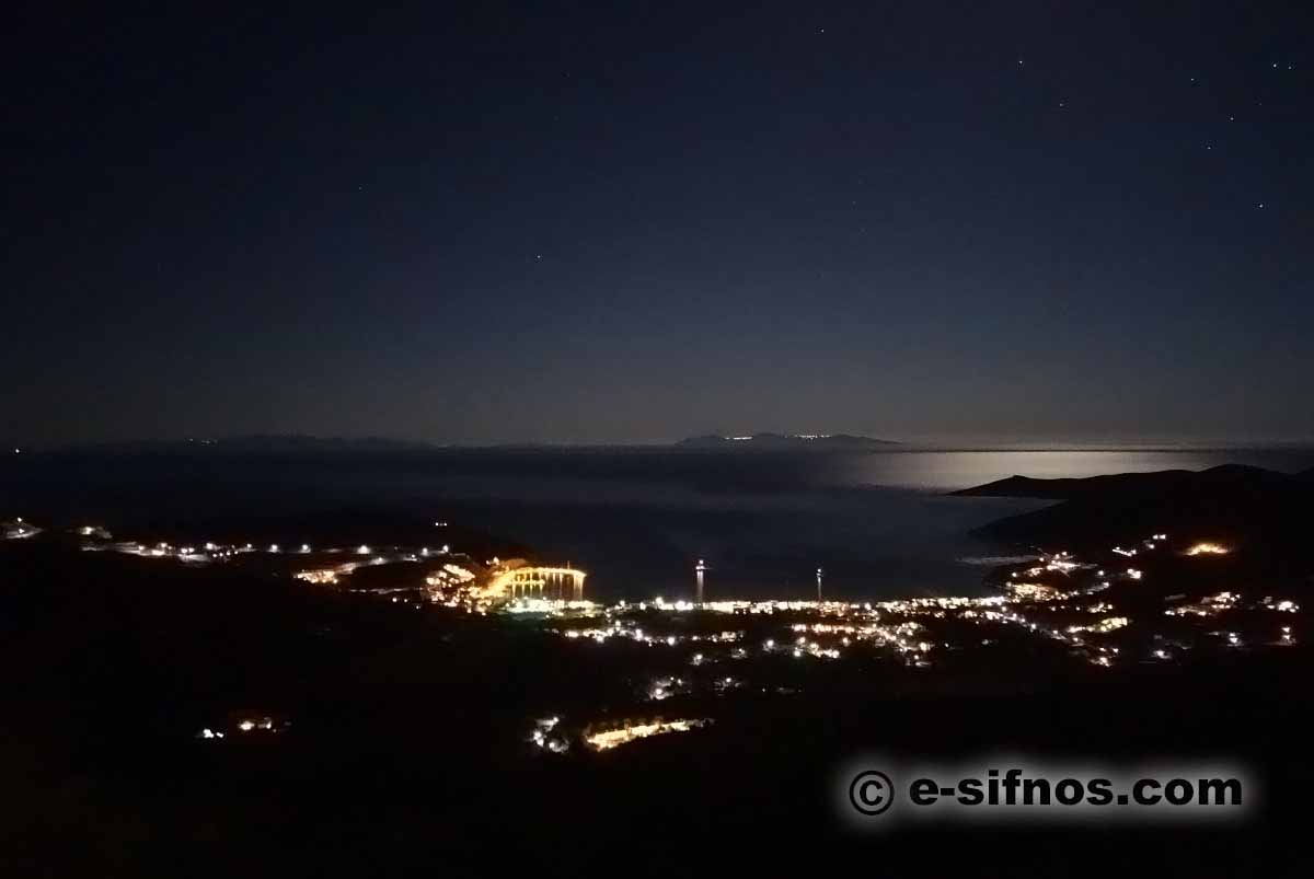 Platis Gialos bei Nacht