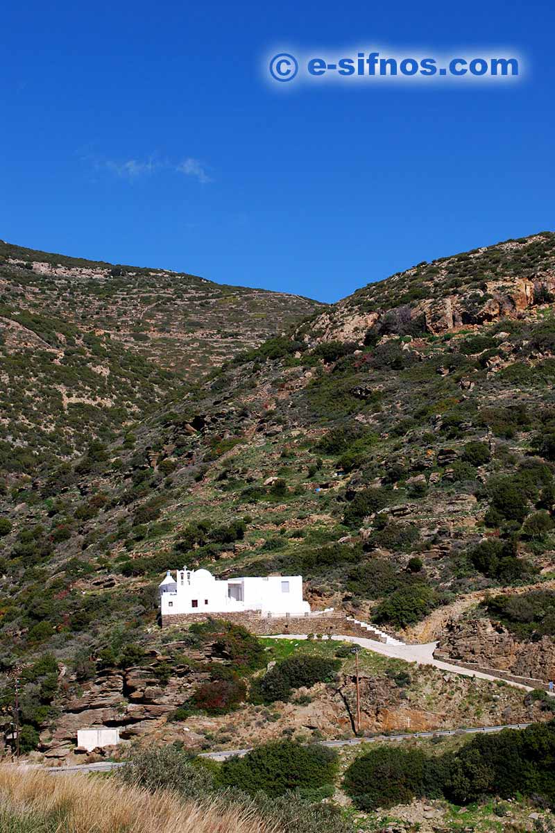 Die Kirche Taxiarchis in Mersini auf dem Weg nach Vathi
