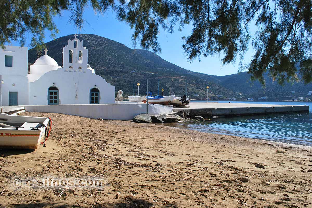 Strand Vathi und Kirche Taxiarchis auf Sifnos