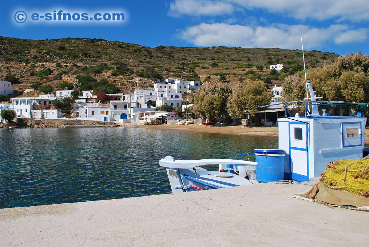 Der Strand hinter der Kirche Taxiarchis in Vathi