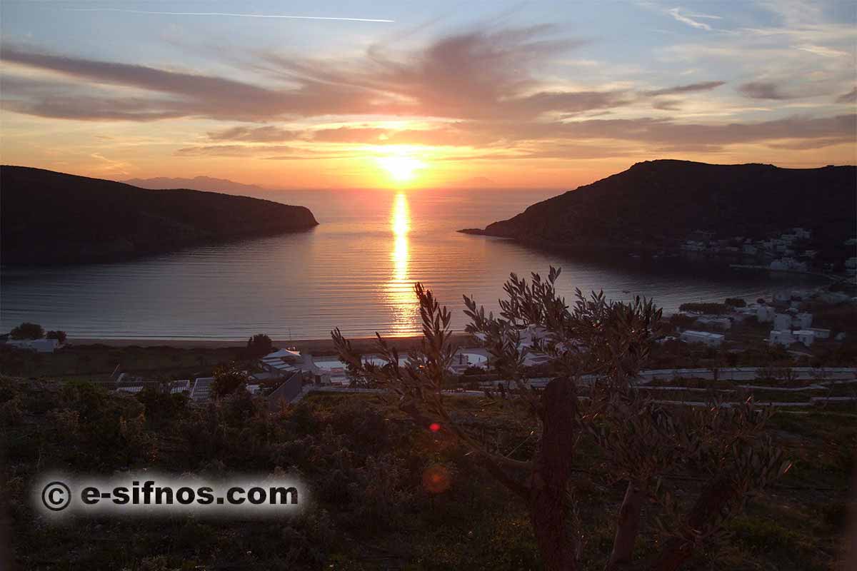 Sonnenuntergang in der Bucht von Vathi