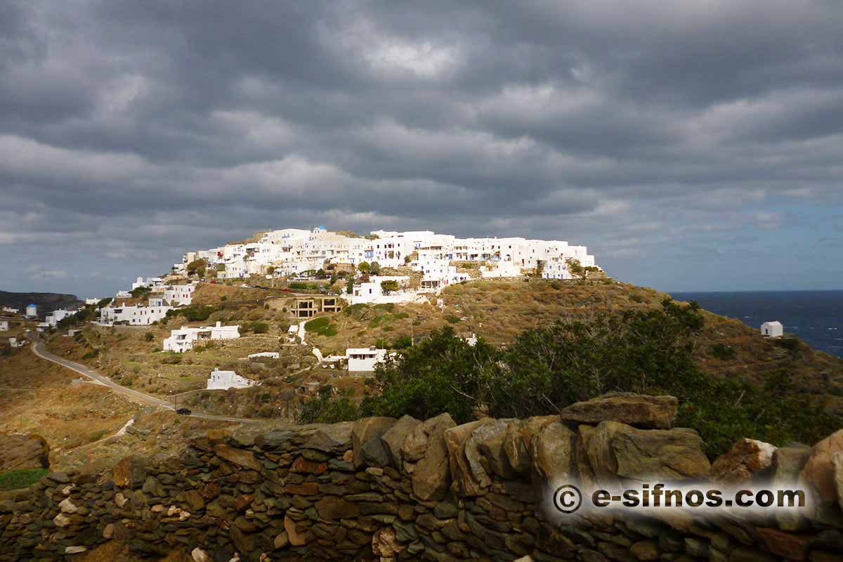 Schwere Wolken über dem Dorf Kastro auf Sifnos
