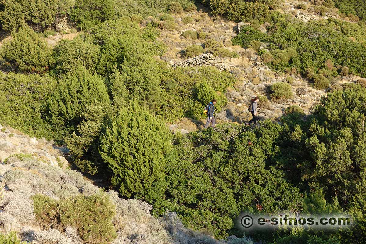Wandern auf dem Weg nach Flabouro an einem Herbsttag