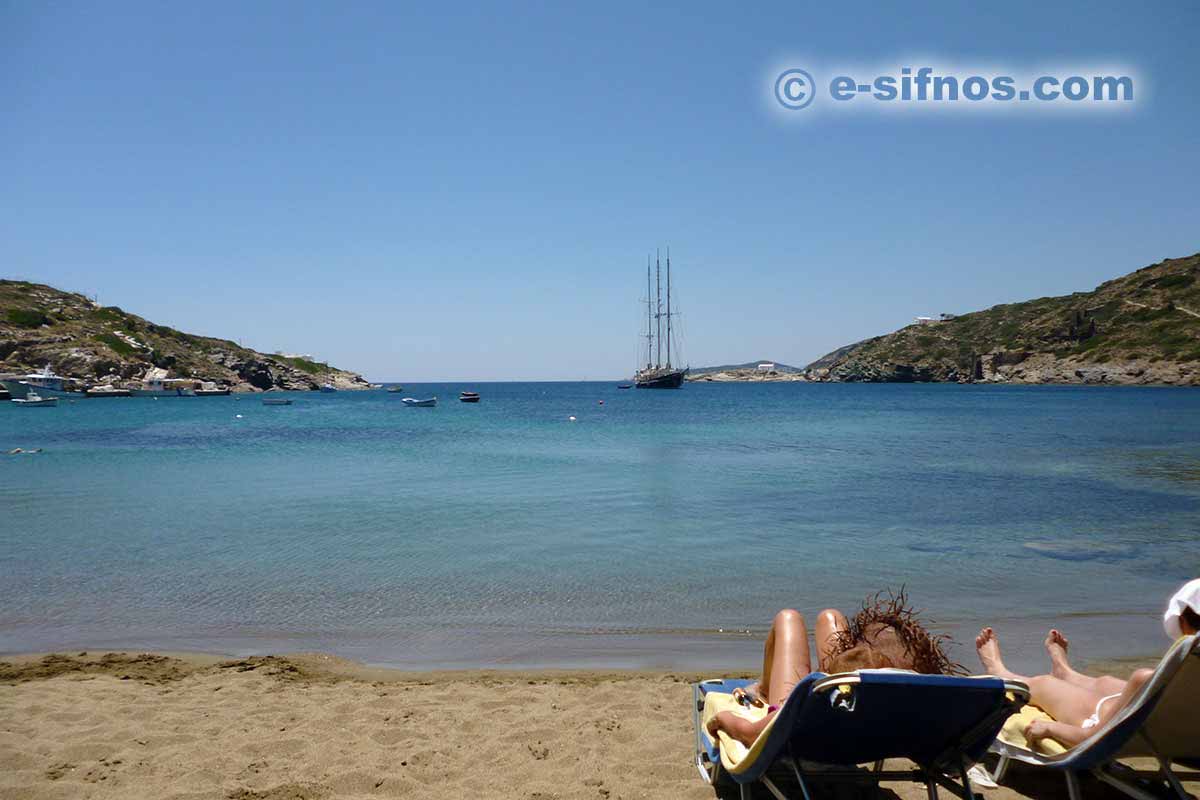 Genießen von Sonne und Meer am Strand von Faros