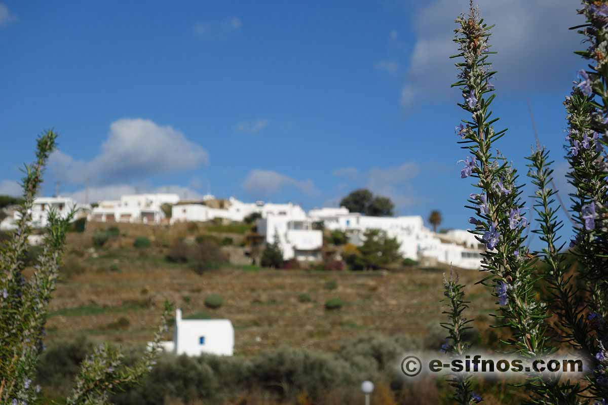 Winterlandschaft auf Sifnos mit Ai Loukas im Hintergrund