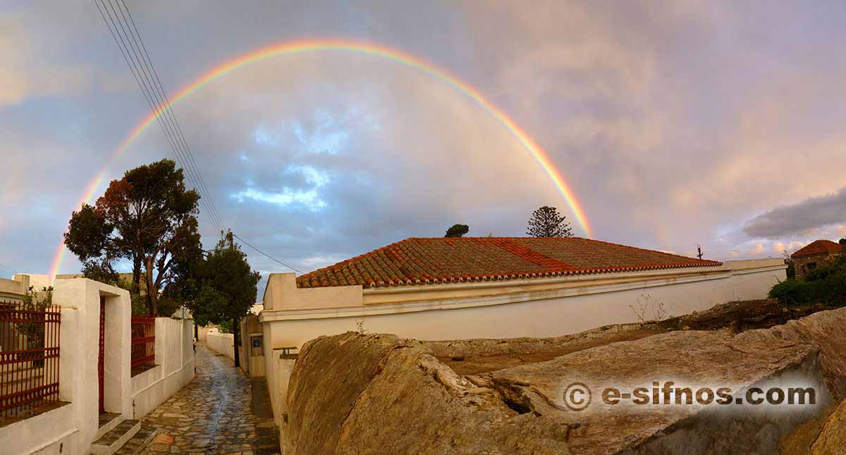 Ein Regenbogen über Artemonas, Sifnos, an einem Herbsttag