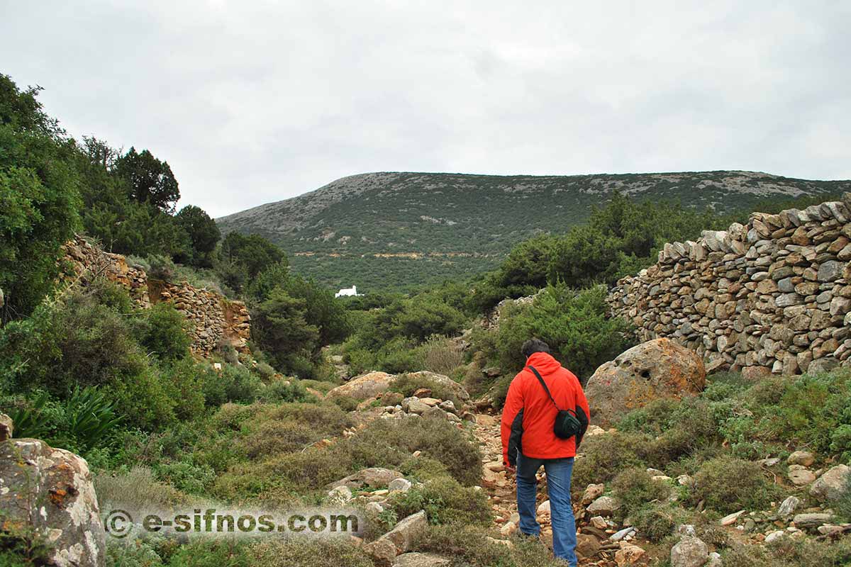 Wandern auf den Pfaden von Sifnos im Winter