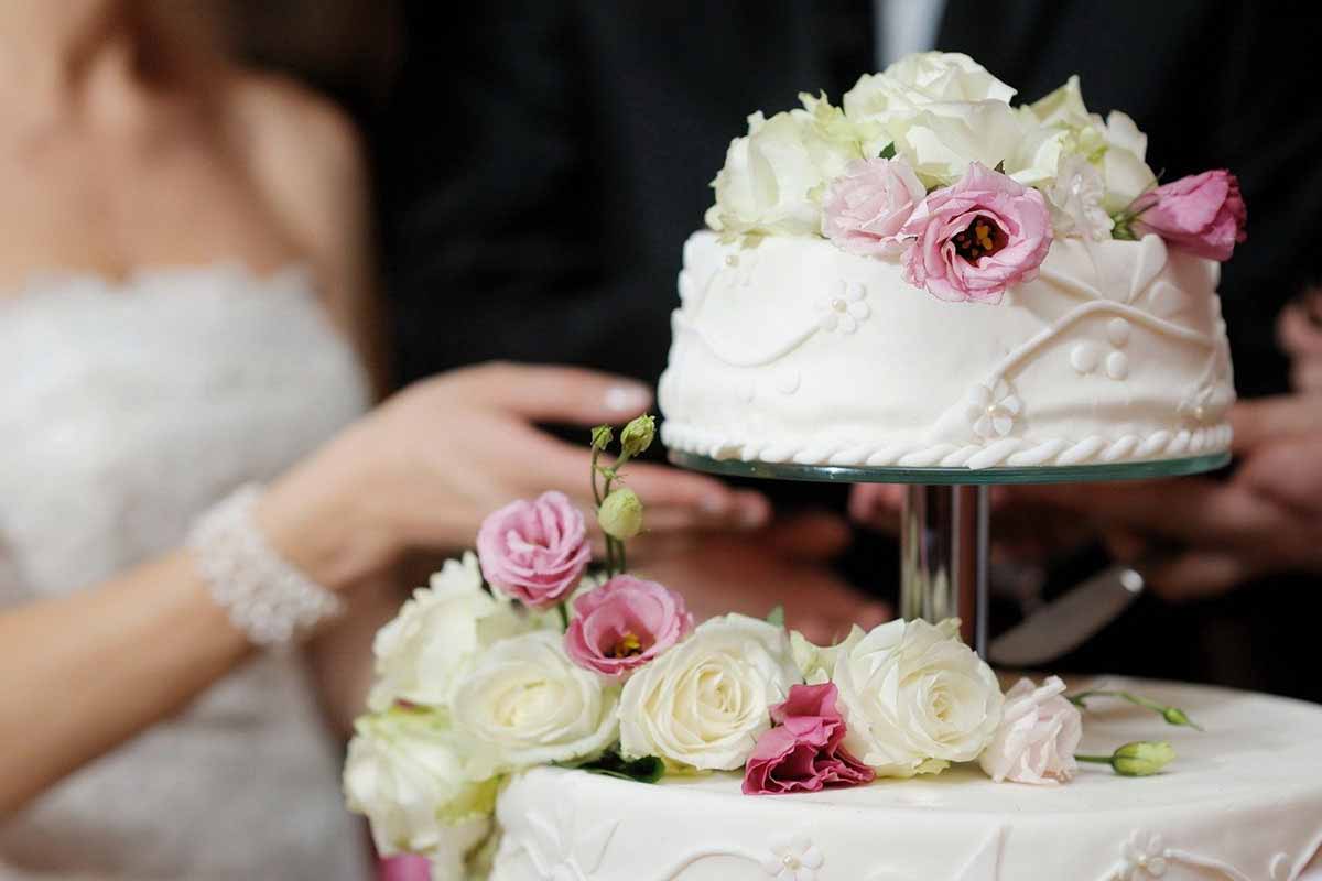 Hochzeitstorte mit Rosen dekoriert