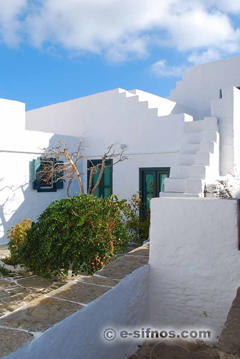 Ein Haus im Dorf Apollonia